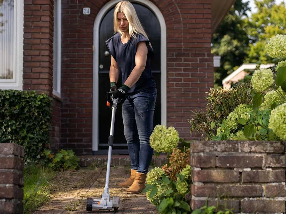 Batavia - Pulisci Fughe A Batteria - Due Spazzole In Dotazione - SENZA BATTERIA E CARICABATTERIA 6 Batavia - Pulisci Fughe A Batteria - Due Spazzole In Dotazione - SENZA BATTERIA E CARICABATTERIA - immagine 4