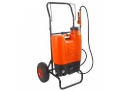 Pompa Irroratrice A Spalla Elettrica Stocker Con Trolley- Capacità Serbatoio 15L, Max 5 Bar -Garden Sconto pompa irroratrice a spalla elettrica stocker con trolley capacit serbatoio 15l max 5 bar pompa per irrorazione spalleggiata con trolley 15805 0 1551974155 1247