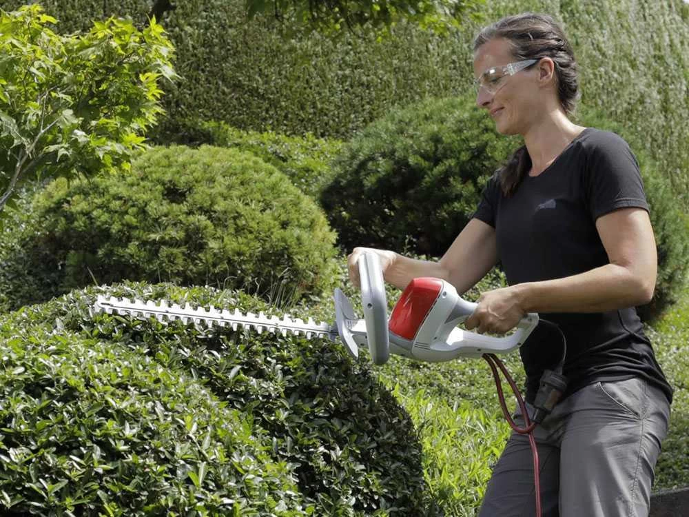 Tagliasiepi Elettrico IKRA FHS 1545 - Tosasiepi Da 500 W Con Barra Da 45 Cm - Ultraleggero 5 Tagliasiepi Elettrico IKRA FHS 1545 - Tosasiepi Da 500 W Con Barra Da 45 Cm - Ultraleggero - immagine 3