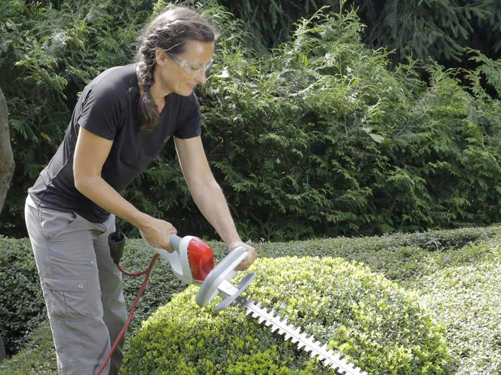 Tagliasiepi Elettrico IKRA FHS 1555 - Tosasiepi Da 550 W Con Barra Da 55 Cm - Ultraleggero - immagine 4